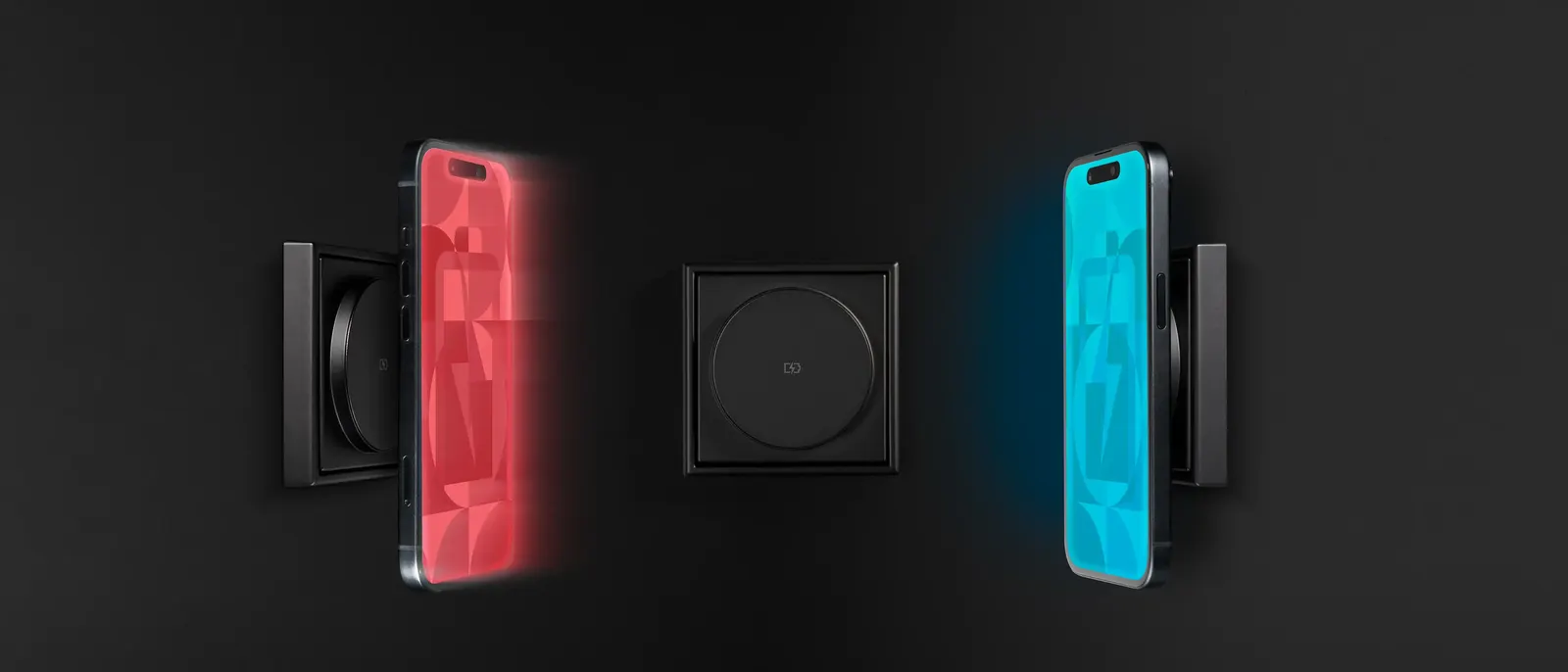 Zwei Telefone laden magnetisch an einer schwarzen Wandladestelle