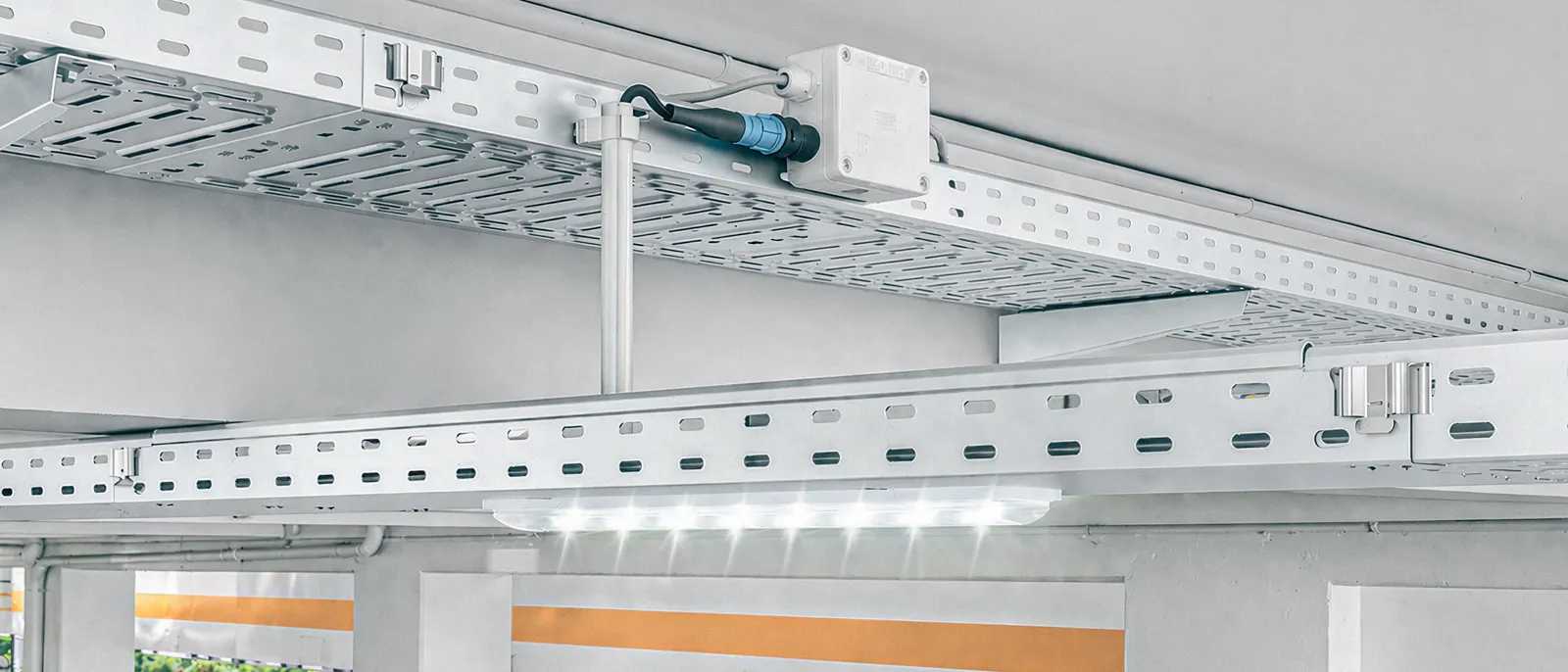 Kabelrinne mit Abzweigkasten unter der Decke einer Tiefgarage